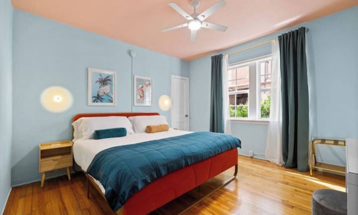 North Beach Hotel | #02 Unit in Mid-century Art-Déco Building KingBed EnSuiteBath Steps>Beach PetsOK