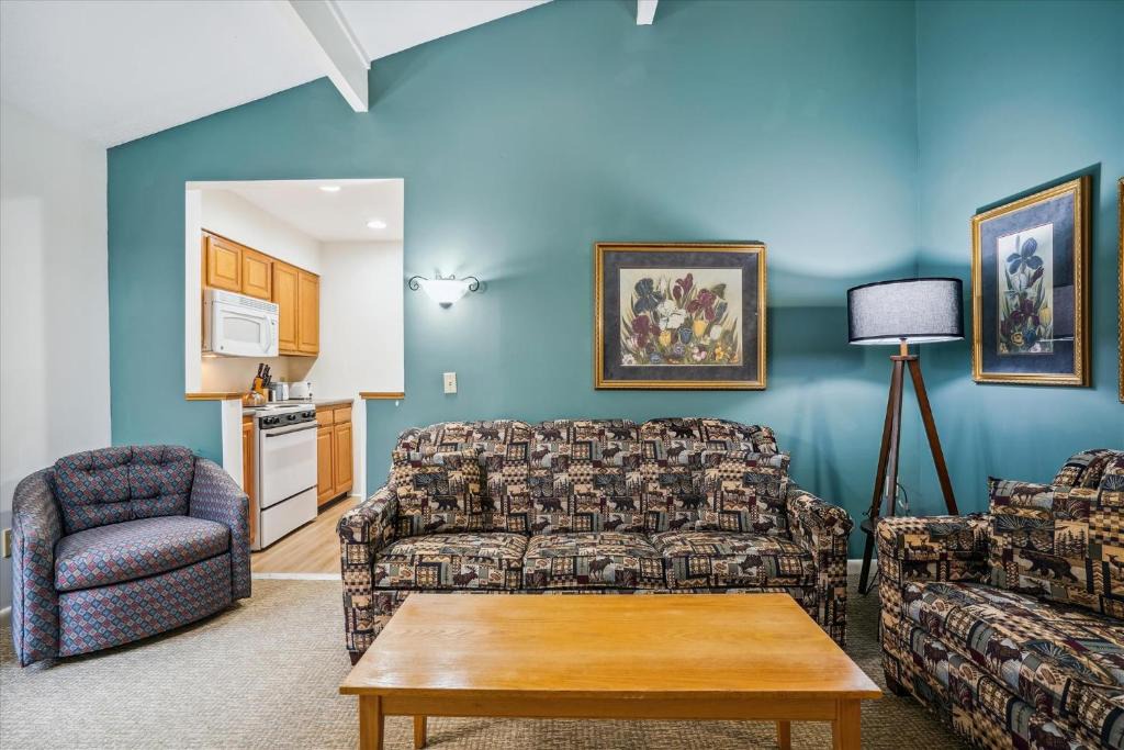 West Bridgewater Hotel | 208 Cedarbrook One bedroom Queen Suite