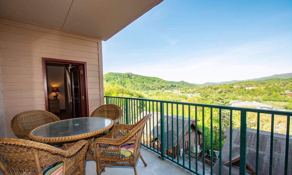 Pigeon Forge Condo | 2BD Condo w/Mountain Views! |Dinner Show Tickets*|1-mile to Pkwy |Indoor/Outdoor Pool |WiFi|