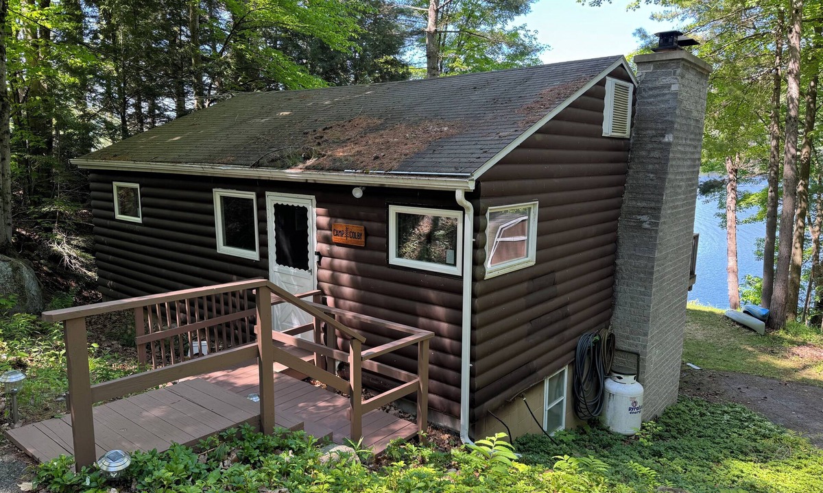 Hadley Cabin | 3 Bedroom Lakefront cabin - no crossing the road to get to the lake!