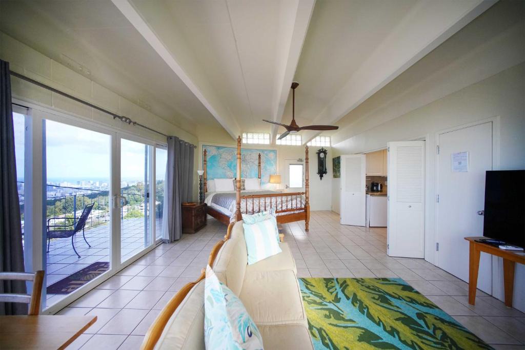 Diamond Head - Kapahulu - St. Louis Apartment | 4 Mi to Beaches: Honolulu Hideaway w/Views!