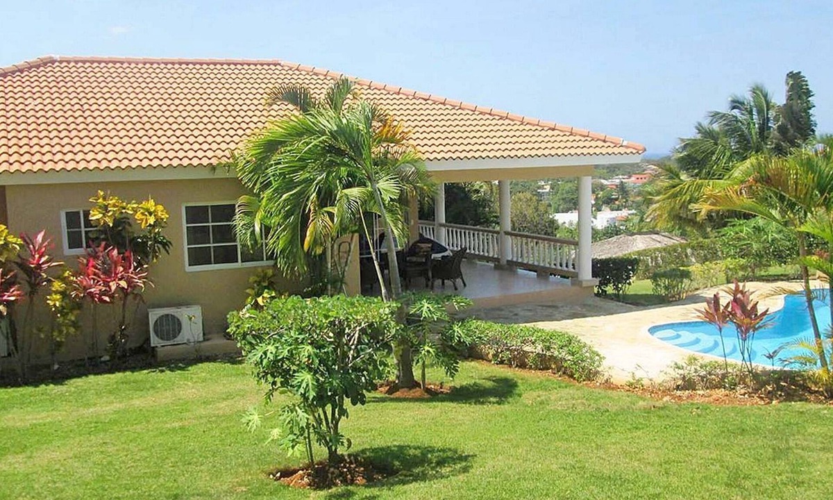 Urbanizacion Tavarez Villa | 4BD inexpensive guest-friendly villa with pool in central Sosua, low downpayment