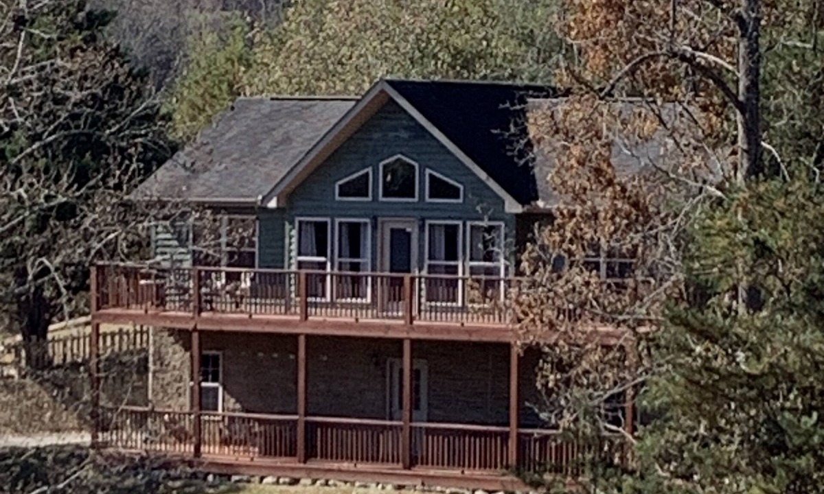 Sevierville Cabin | 5 minutes to Pigeon Forge fun! Tranquil setting. Hot tub, game room, fire pit.