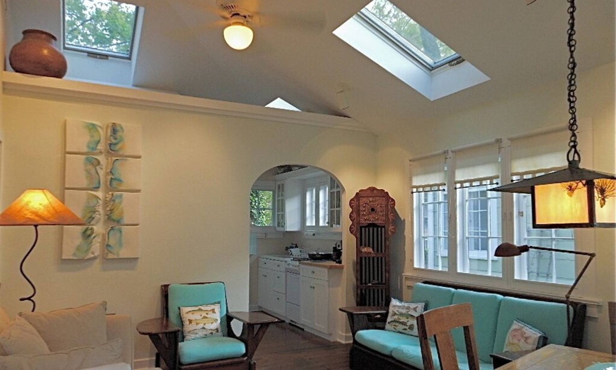 Union Pier Cottage | 75 Paces to Beach Stairs! 2 MINUTE WALK to Private Beach, 9 MIN to public beach