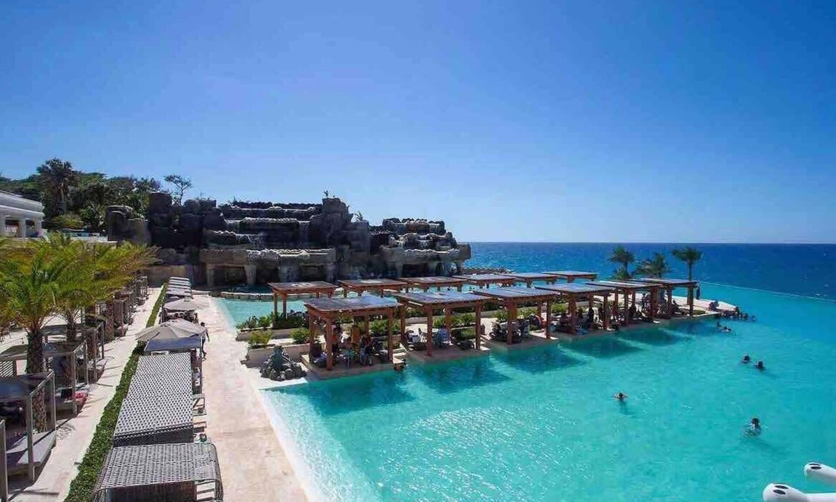 Playa Chiquita Villa | 8 BR Grand Villa in Oceanfront Comm Sosua Ocean Vill
