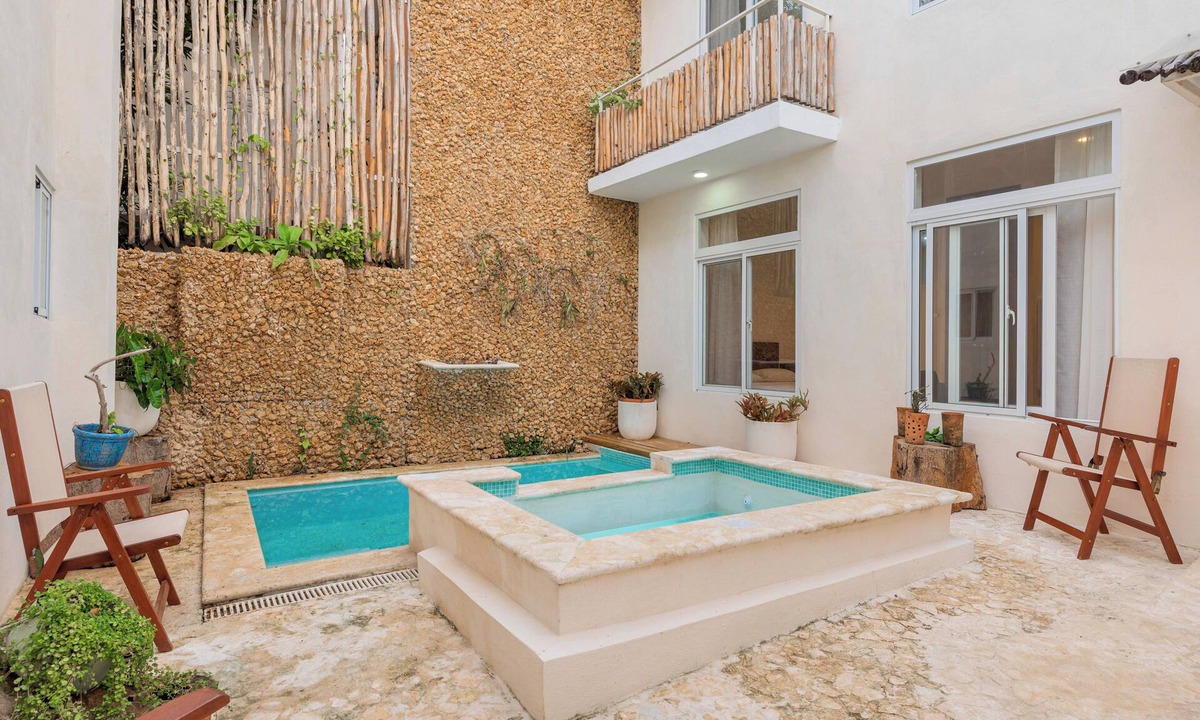 Zona Colonial Apartment | Anacaona Studio with ensuite bath, fully equipped kitchenette, and garden views.