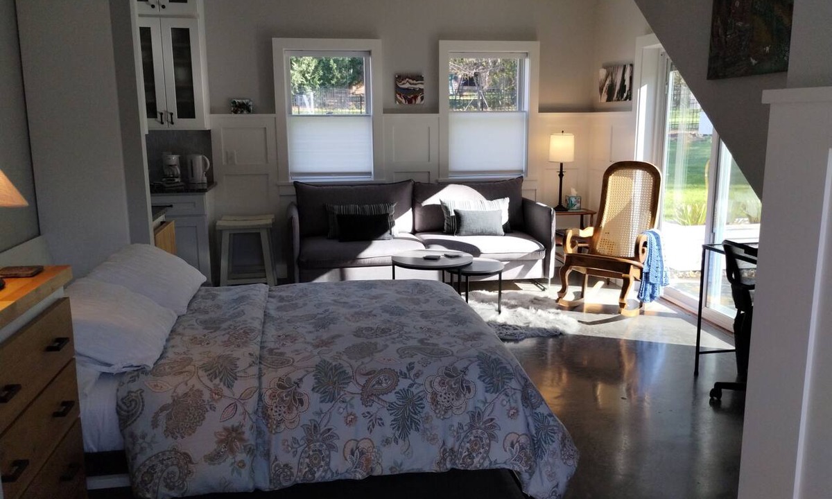 Shelburne Apartment | Charming Studio Se7en apartment in tranquil Shelburne, perfect for your getaway!