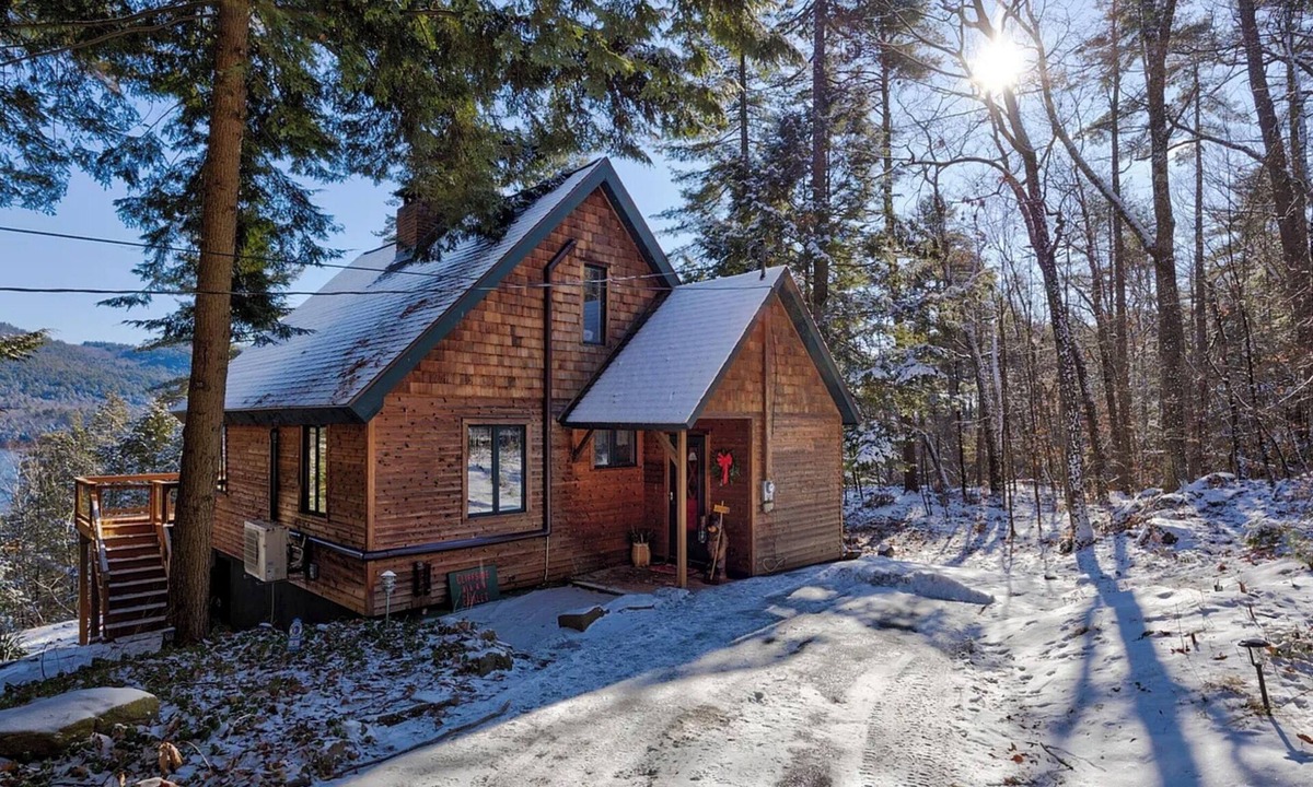 Bolton Landing Ski Chalet | Cozy 2-bedroom chalet in superb Bolton Landing with AC