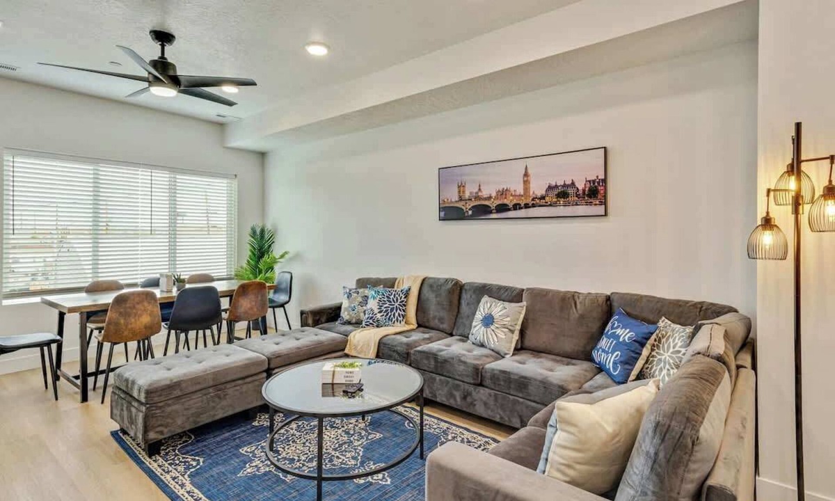 People's Freeway House | Cozy home w/75in TV & pet-friendly