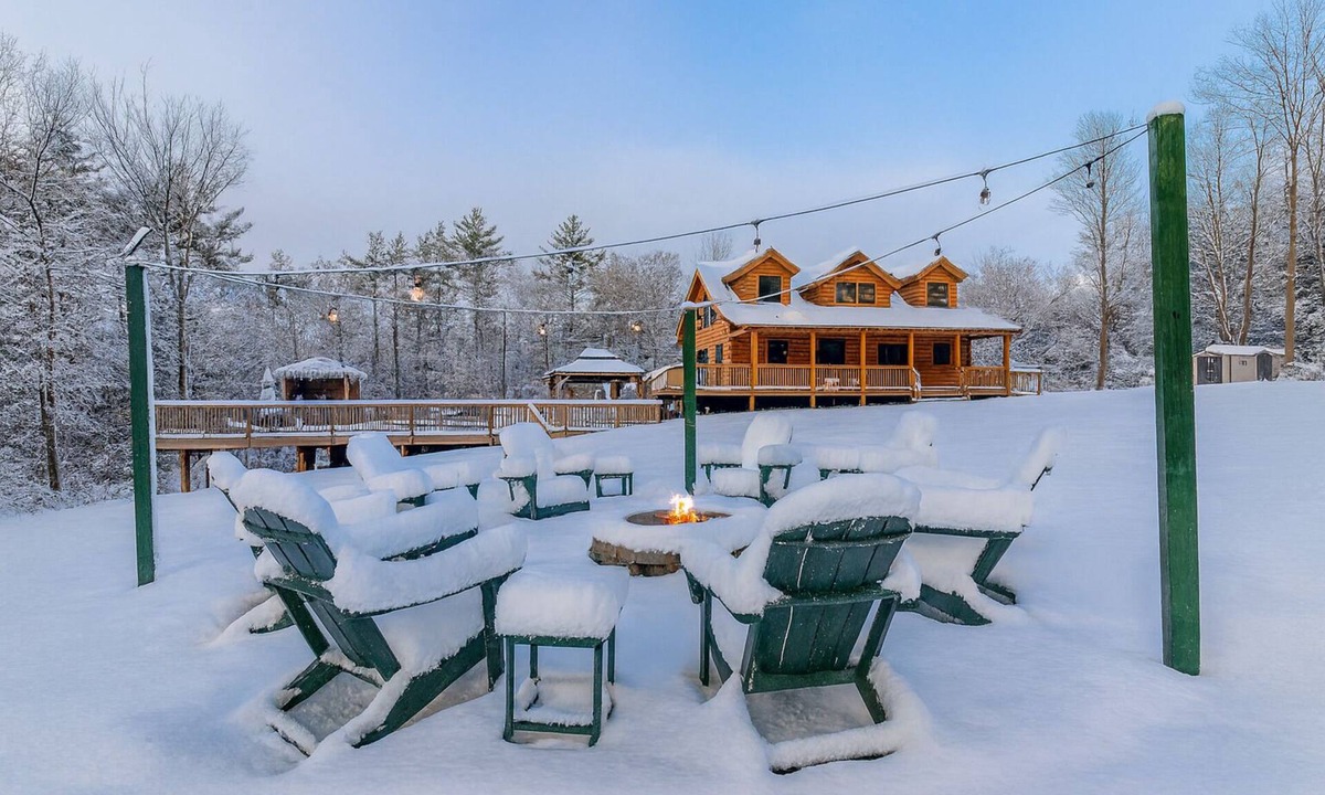 Cavendish Cabin | Cozy Ski-House by Okemo Hot Tub & Mountain Privacy