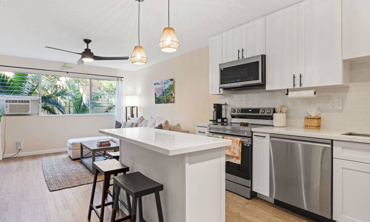 Enchanted Lake Apartment | Downtown Kailua Steps to shops W/D Parking