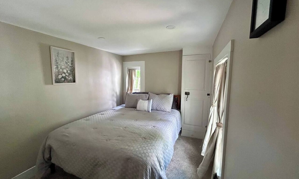Bolton Landing Cottage | Fabulous 1-bedroom cottage with AC in Bolton Landing