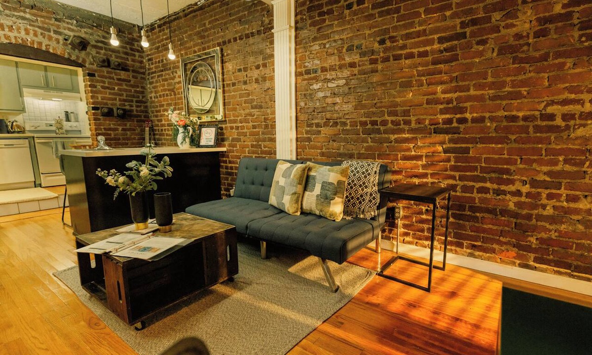 Virginia Highland Apartment | Fall Fun Spot Little 5 Parade & Musicfest King Bed