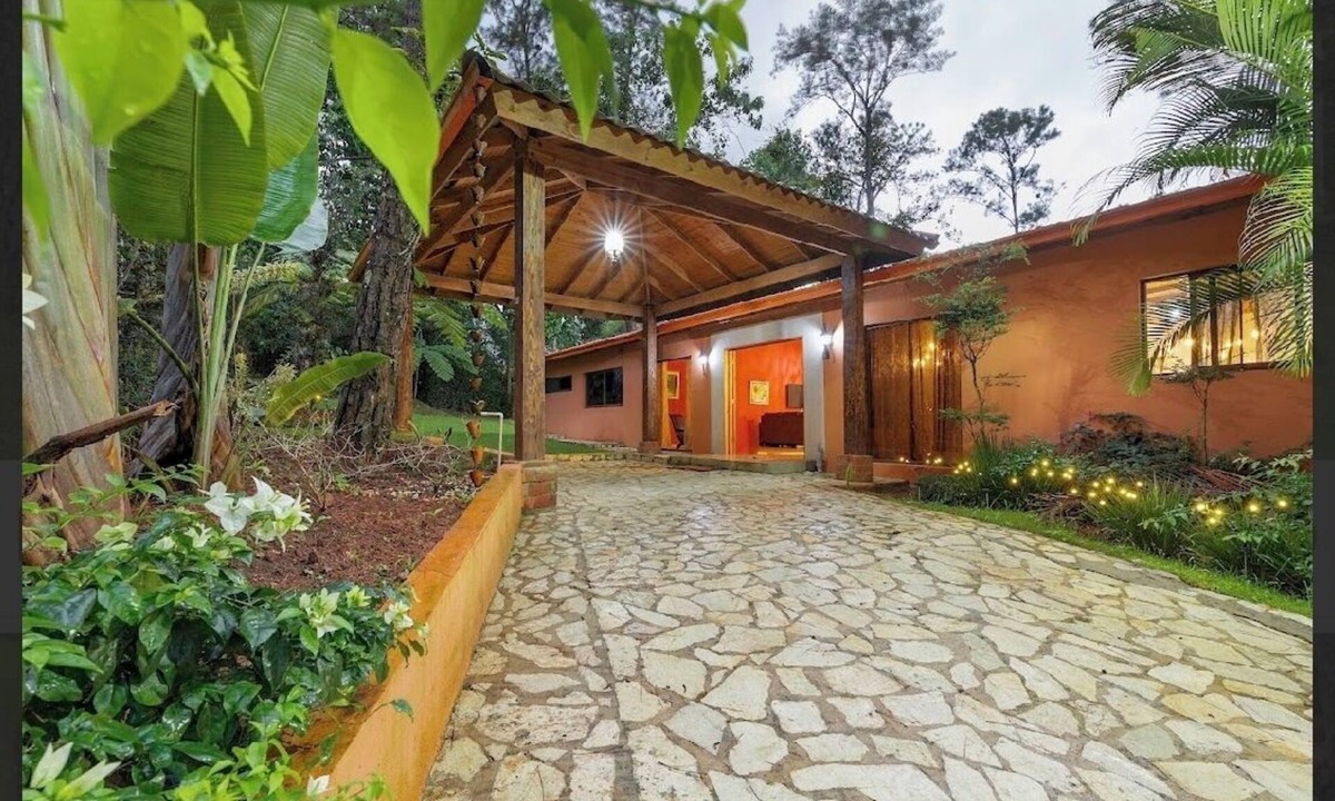 La Vega Province Cabin | Family house with beautiful patio and BBQ. Near rivers and waterfalls. Security