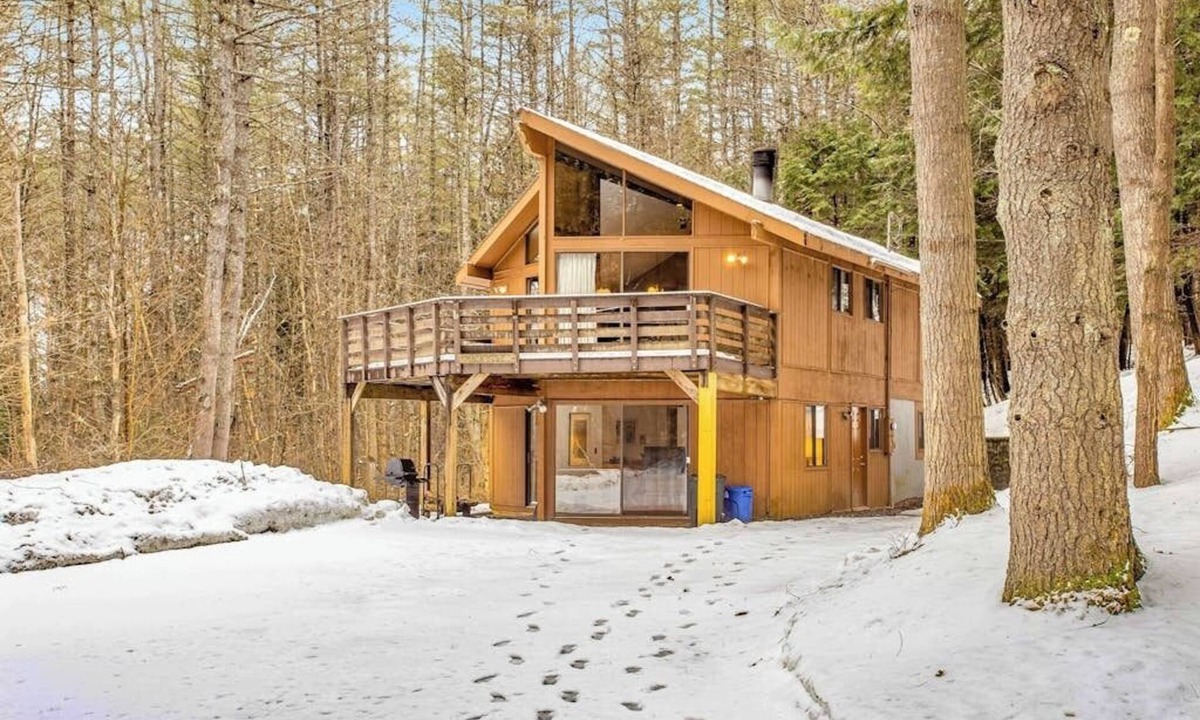 Quechee House | Great home near Main St - washer/dryer, fireplace, Quechee Club access available