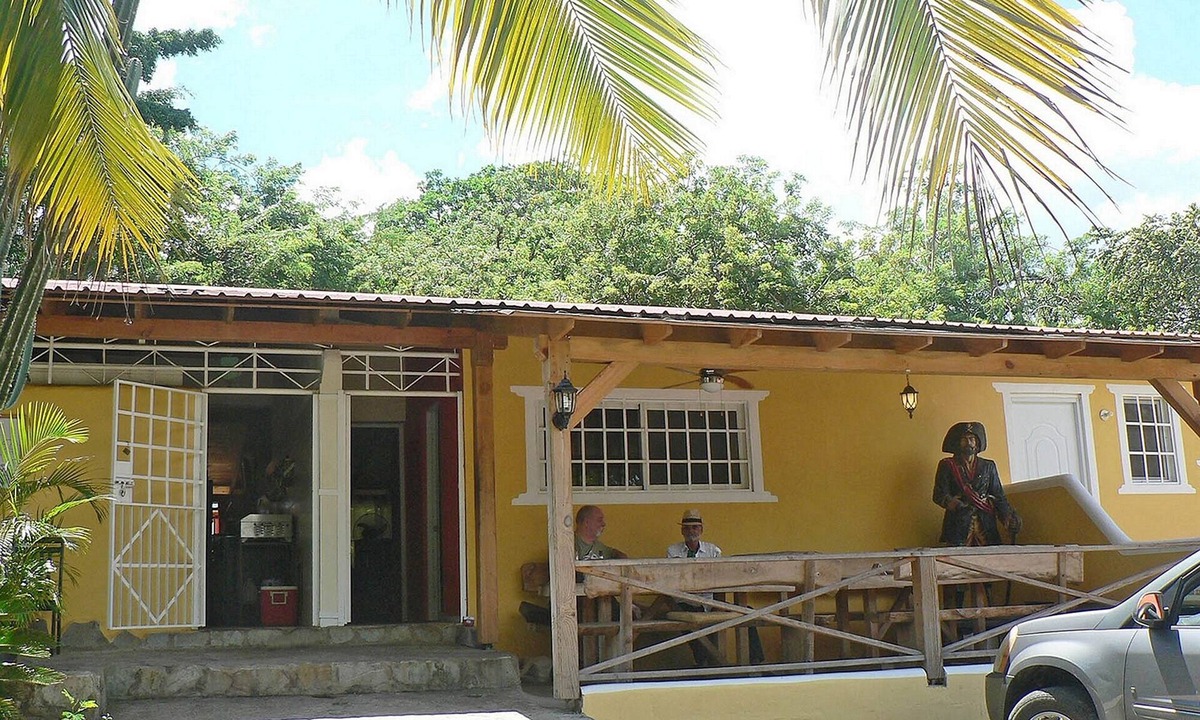 La Mulata Hotel | Guest-friendly hotel room in lush tropical settings, with on-site restaurant