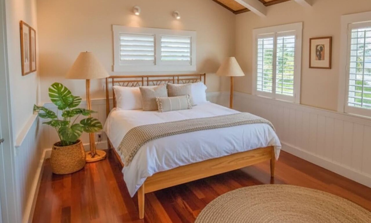 Hauula House | "Hale Opaka" | Beach Access, 6 BR, 2 Kitchens, A/C