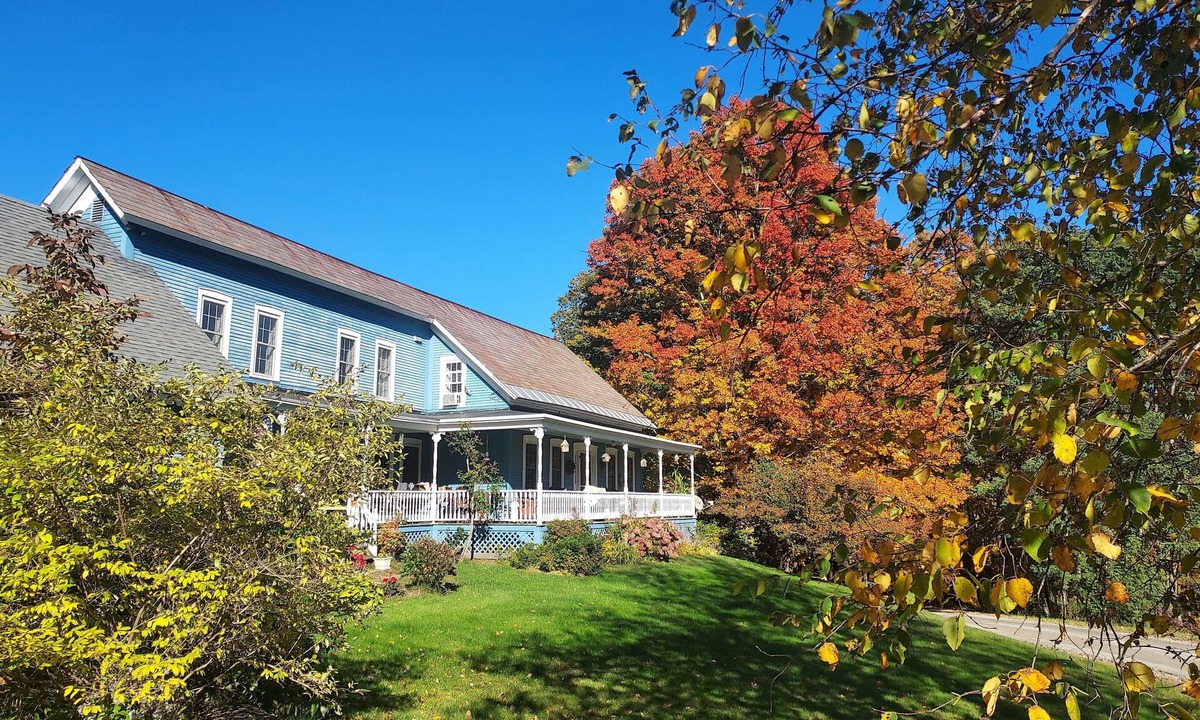 Baltimore Apartment | Hawks Mountain Farm, full apartment on a working farm.