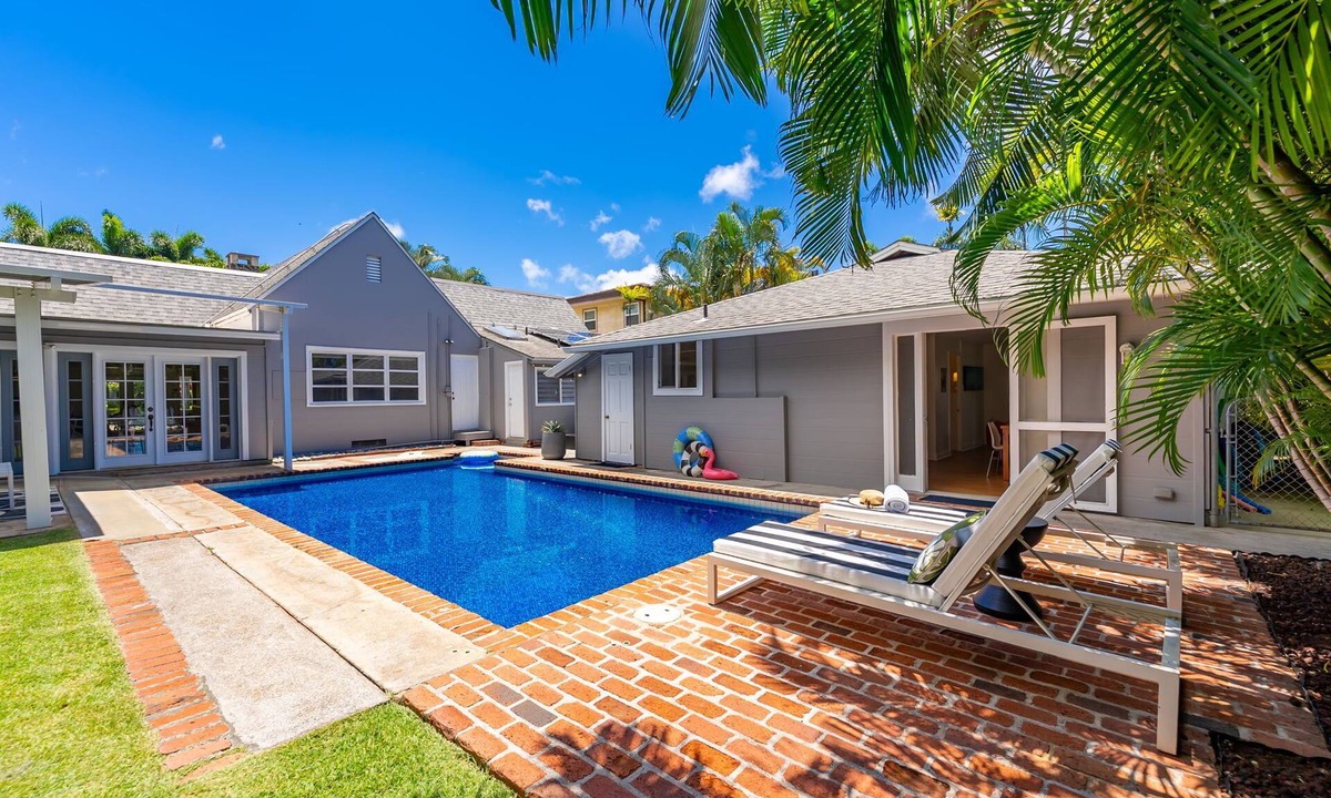Kahala House | Ho'okipa Villa: Historic Home+Guest Cottage in Kahala near the Beach w/Pool & AC