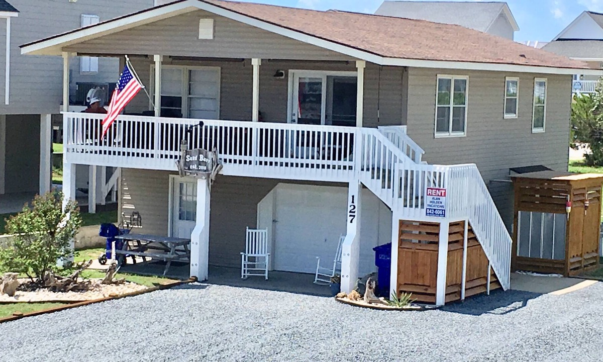 Holden Beach House | JUST OFF A FRESH RENOVATION, THIS HOME IS READY FOR YOUR VACATION MEMORIES!!