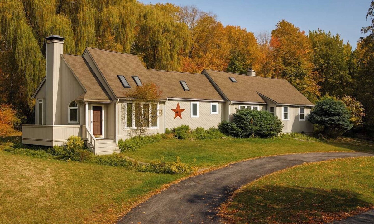Fort Edward House | Large Villa: 5 Beds, 3 Baths, Firepit, Cozy Stay