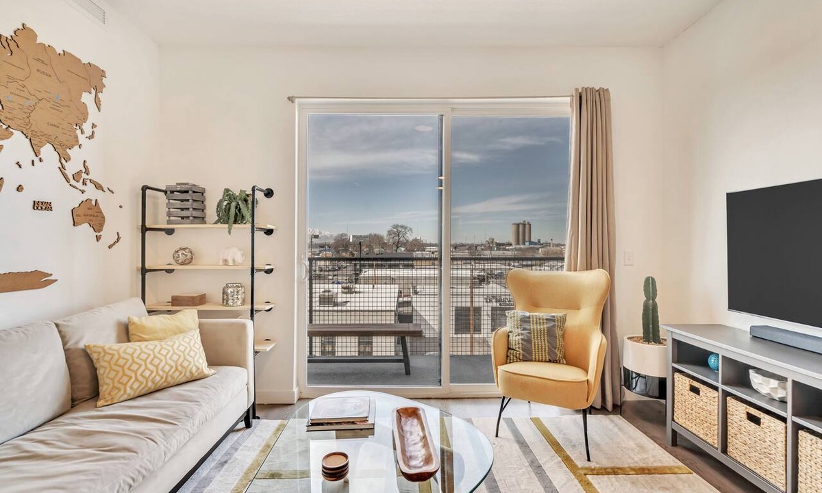 People's Freeway Apartment | LCF - Granary - 1KingBR - Sleeps 3 - CoWork + Gym - Garage