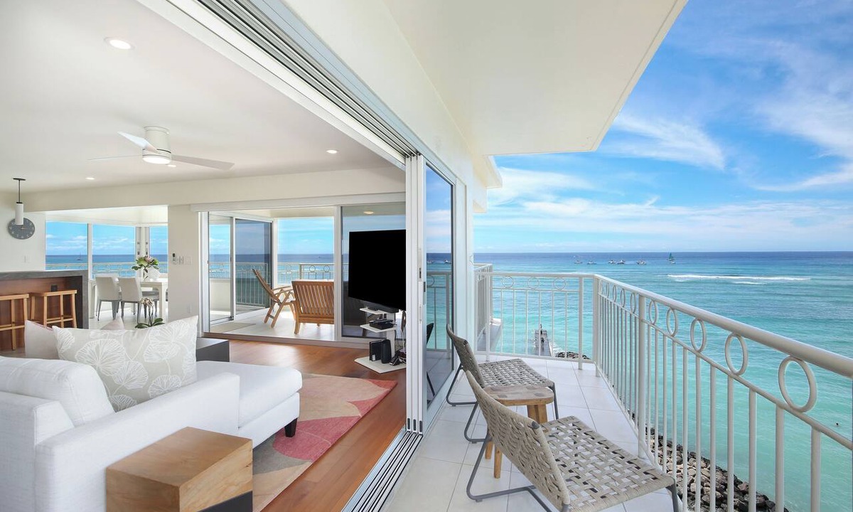 Waikiki Condo | LUXURY DIRECT OCEANFRONT! Fully Renovated! Free Parking! Sleeps 6