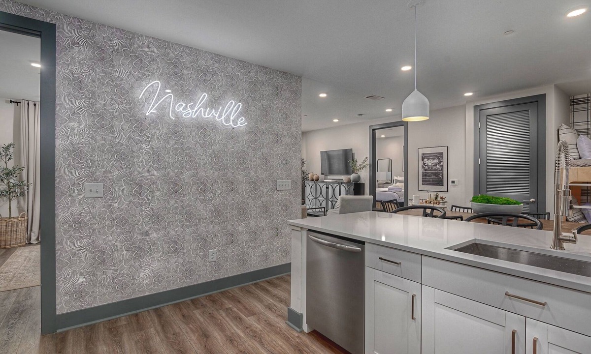 Rutledge Hill Condo | Luxury Downtown. Walk to Broadway. Sleeps 10. Rooftop & Gym.