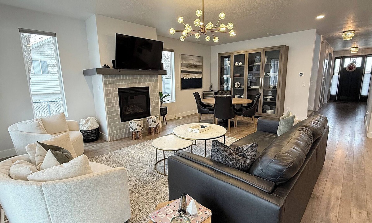 White City House | Luxury Ski House, Hot Tub, Fire pit, Basketball Court, Excellent Beds & Linens.