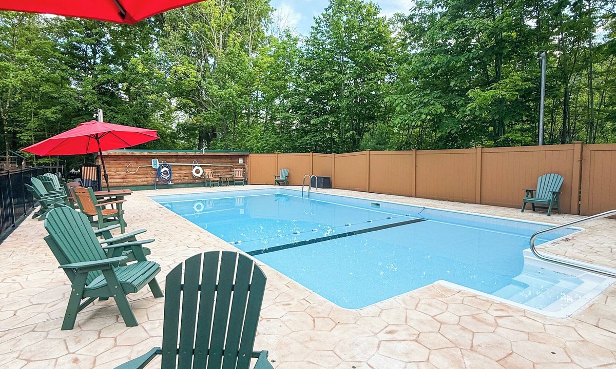Lake George Resort | Northern Acres Resort with 20 bedrooms and WiFi, AC in serene Lake George