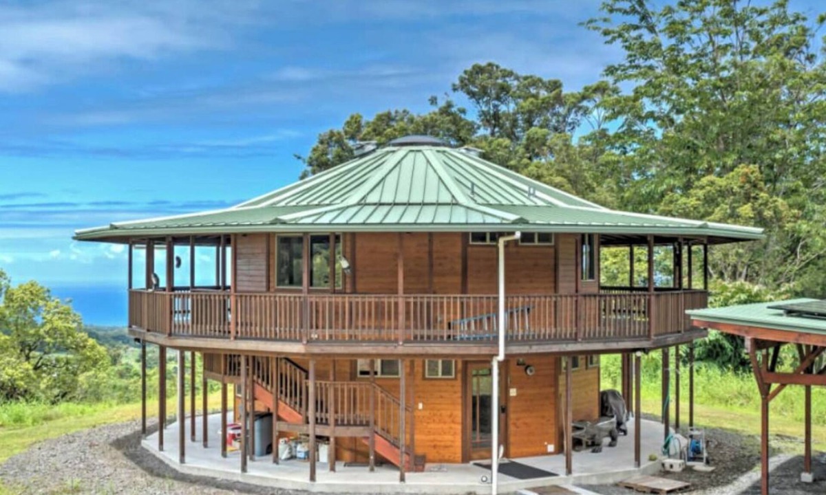 Honomu House | Ocean View Mountain Home by Akaka Falls.