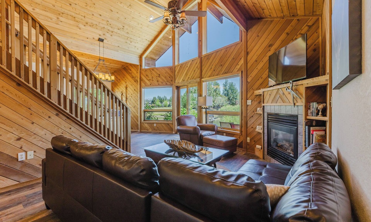 Lake Hatcher Park Cabin | On Lake Hatcher. Fish right from home. Hot Tub.