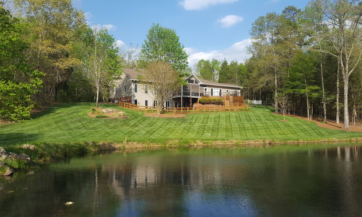Mocksville House | Private Home on 10 Acres with Pond