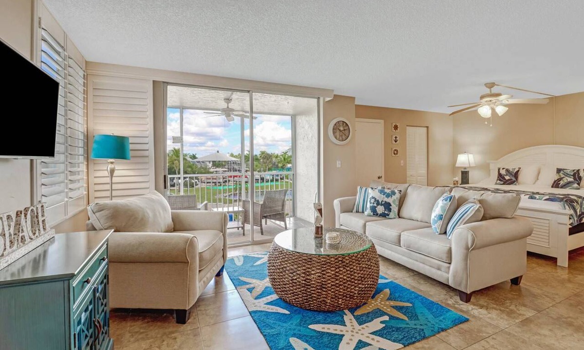 Bonita Springs Condo | REMODELED STUDIO | FREE WIFI | KING BED + QUEEN SLEEPER | FREE PARKING | STEPS TO BONITA BEACH