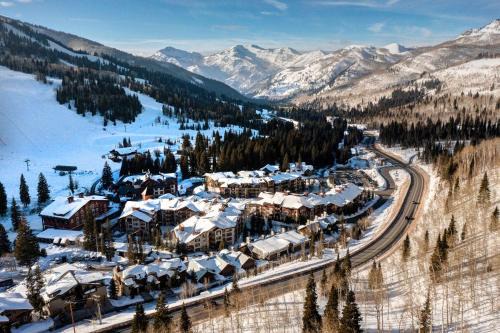 Salt Lake Mountain Resorts House | Resort Townhome with Deck Grill Fireplace WiFi Shared Pool & Hot Tub-Sauna