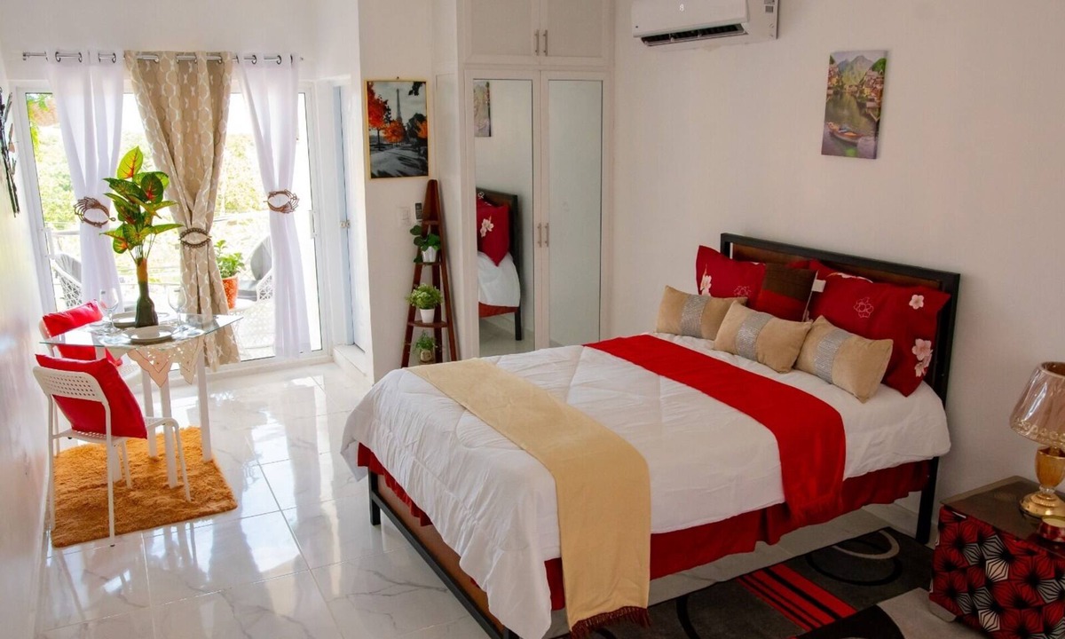 Los Maestros Condo | Royal Terrace Queen I
