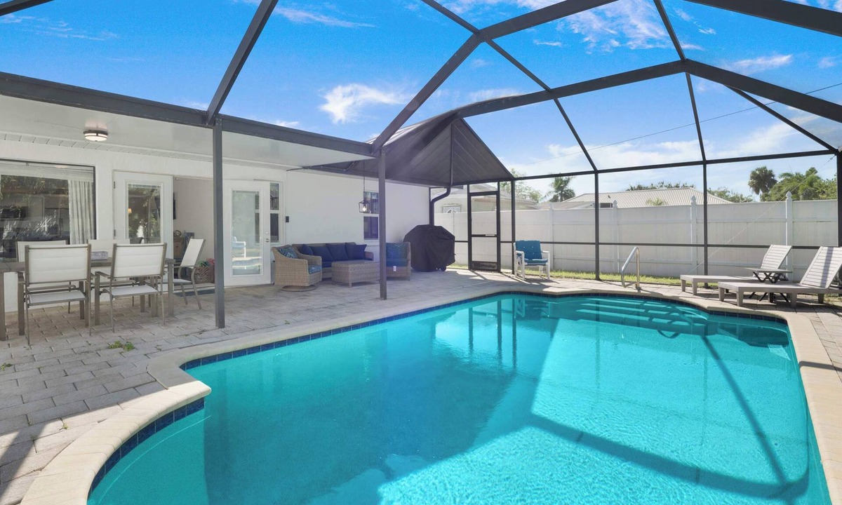 Naples Park House | Salt Water Pool. Walk2Beach. Coastal Home Sleeps 9