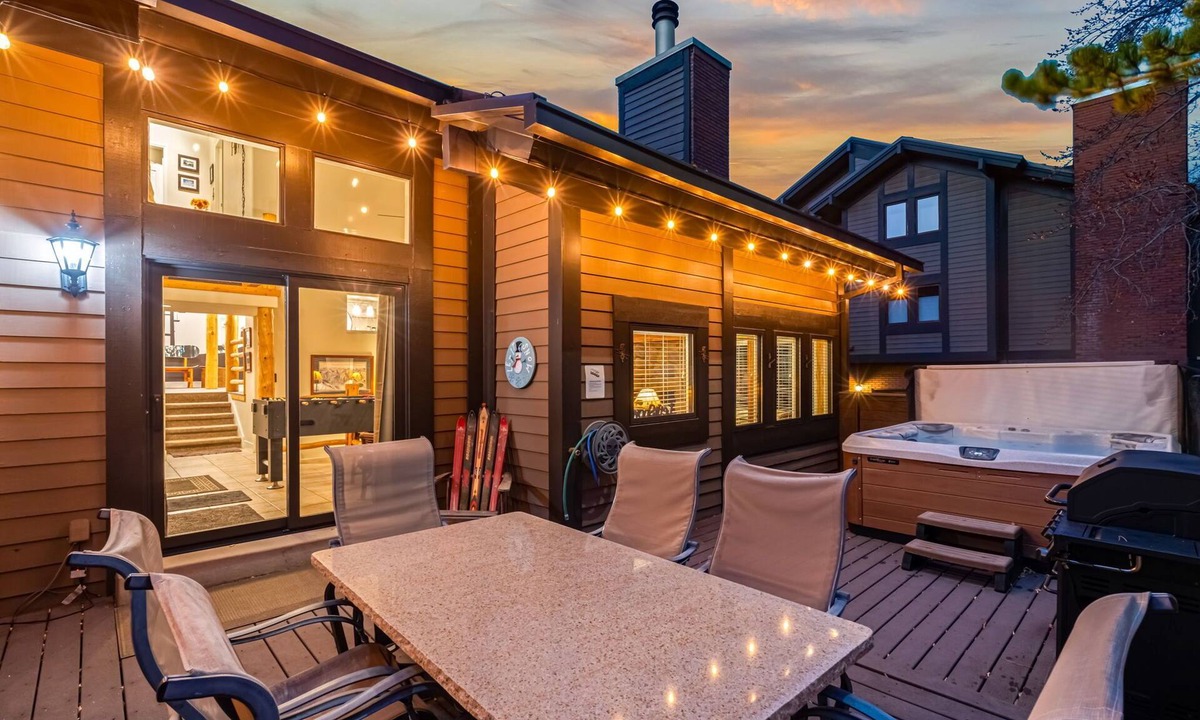 Cottonwood Heights House | Ski, Hike, Relax ~ Hot Tub + Foosball Table Walk to Restaurants & coffee shop