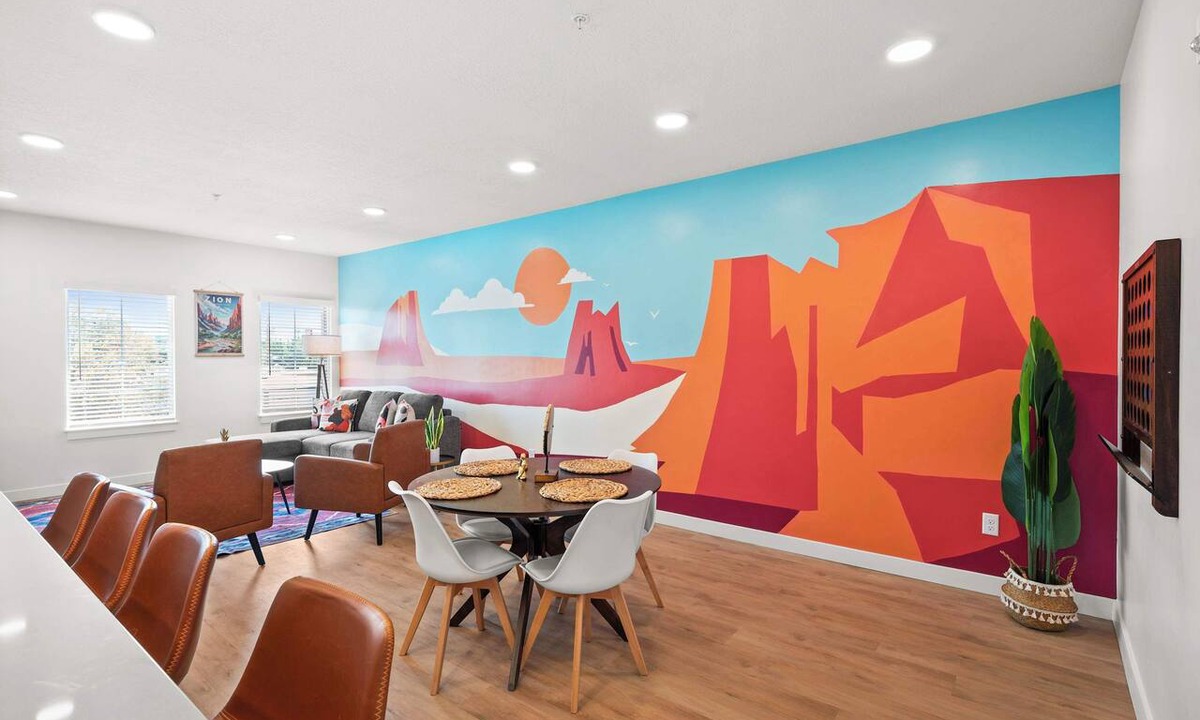 People's Freeway Condo | SLC Airport, Delta Center Townhome King BD Garage