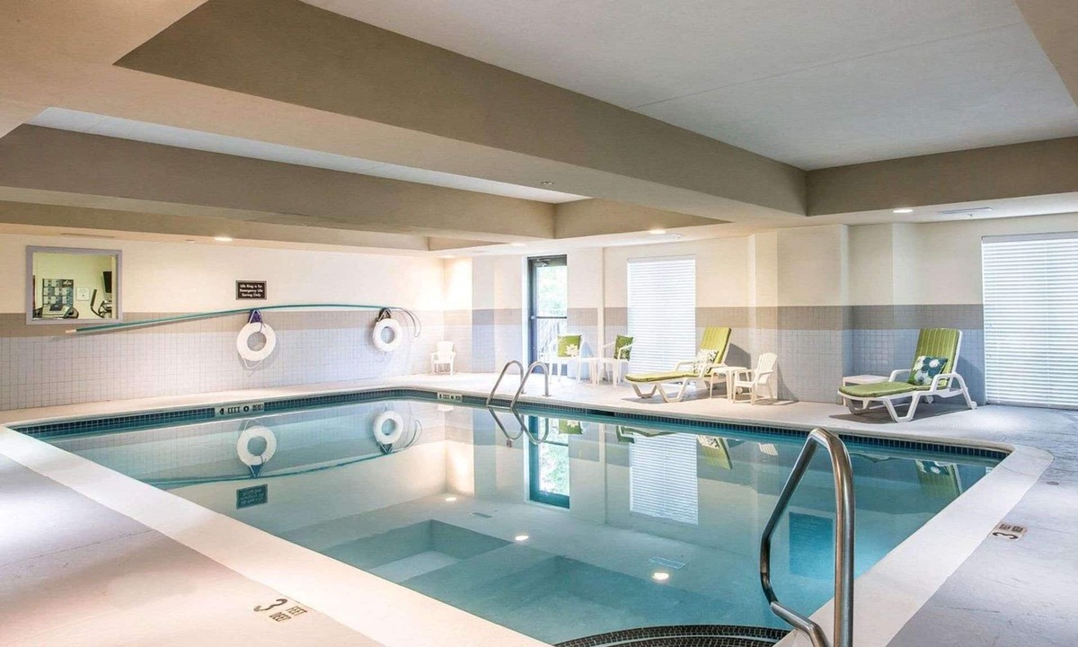 Queensbury Hotel | Sleep Inn & Suites Queensbury - Lake George