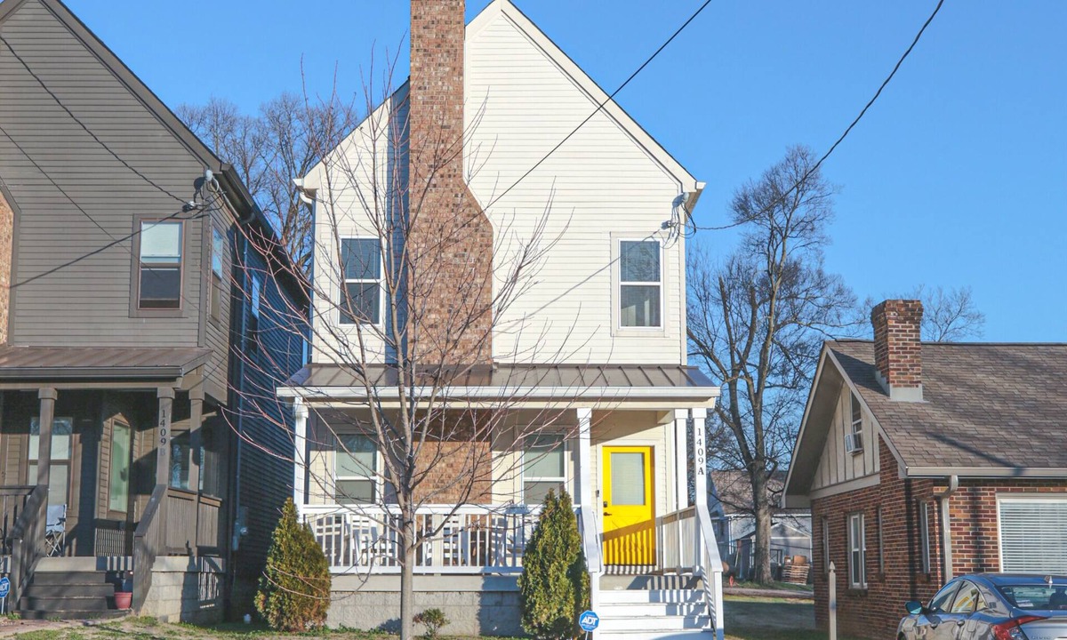 Talbot's Corner House | Spacious Downtown Home, 4 Large Beds 2 Small Beds