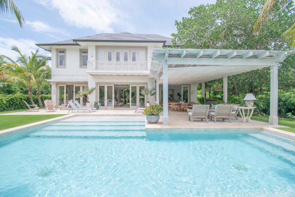 Punta Cana Villa | Stylish fully-staffed villa near beach and lagoons in exclusive golf resort