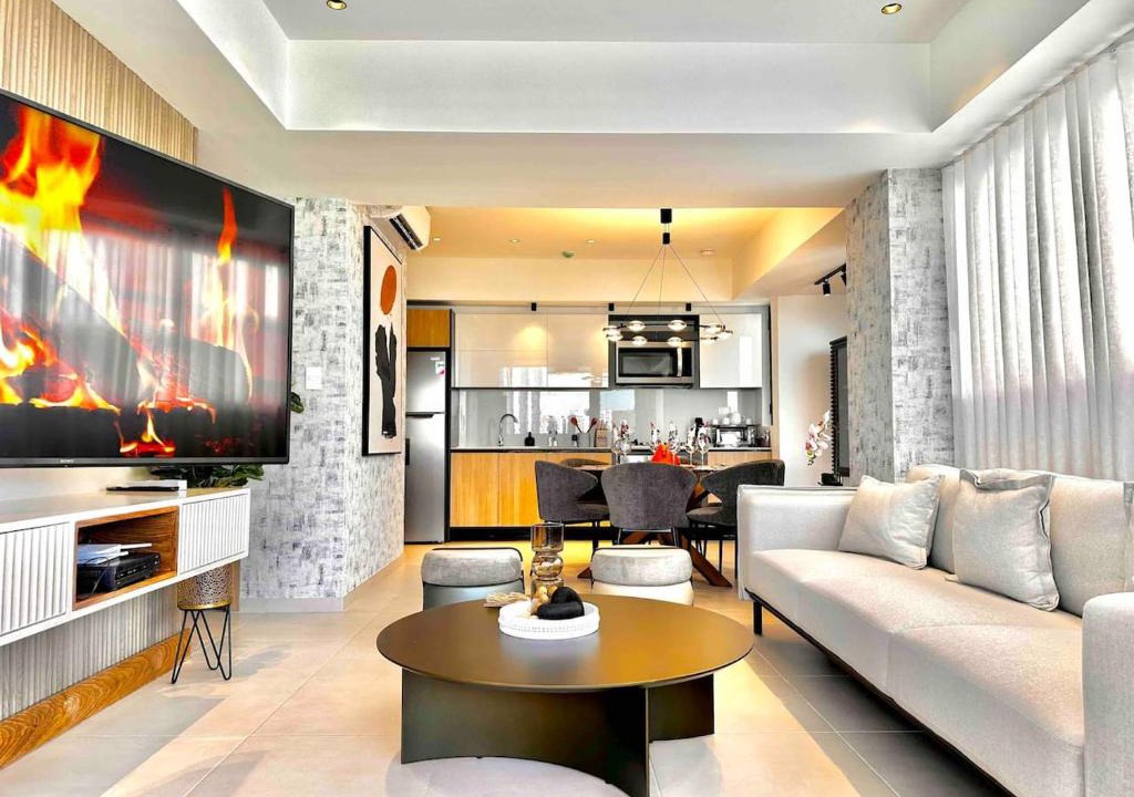 Viejo Arroyo Hondo Apartment | Stylish Upscale Condo, Pool