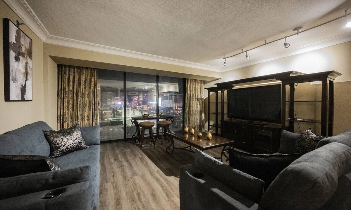 Las Vegas Strip Apartment | SVS: 1BD Bellagio Fountain View | Private Layout | Jockey Club