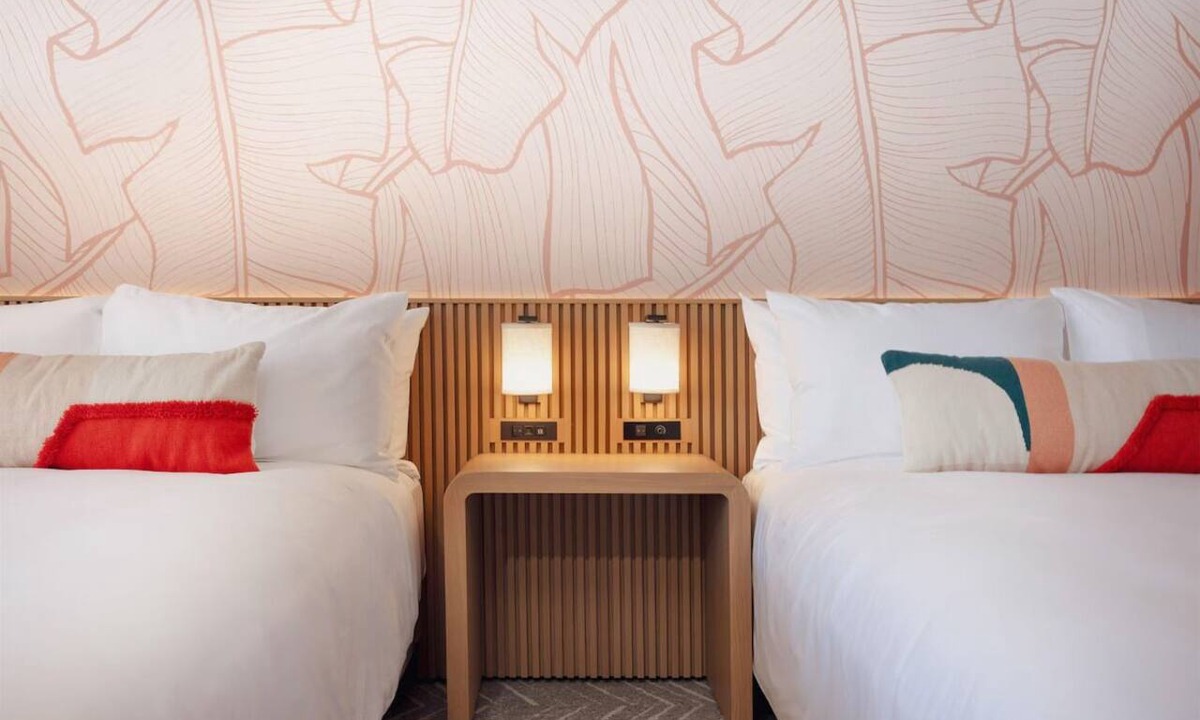 Waikiki Hotel | The Ambassador of Waikiki | City View with Two Queens | Pet-Friendly
