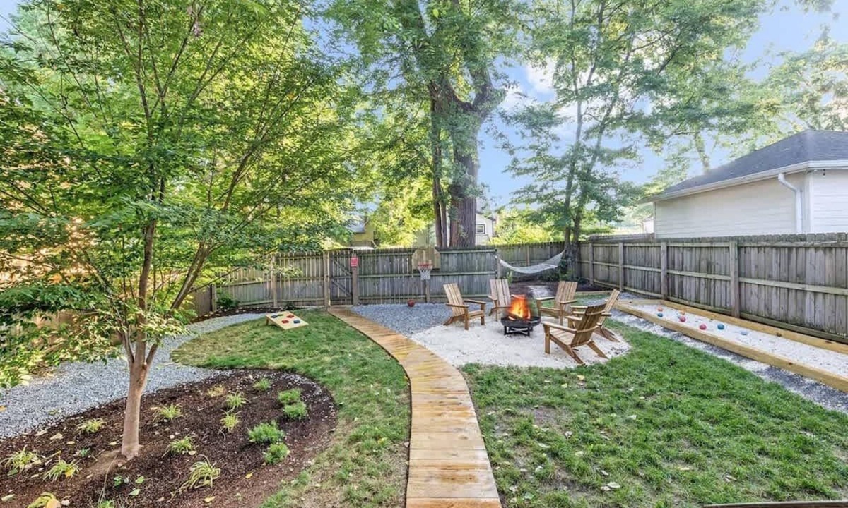 Hope Gardens House | The Maple House - Huge Backyard + Mins to Broadway!