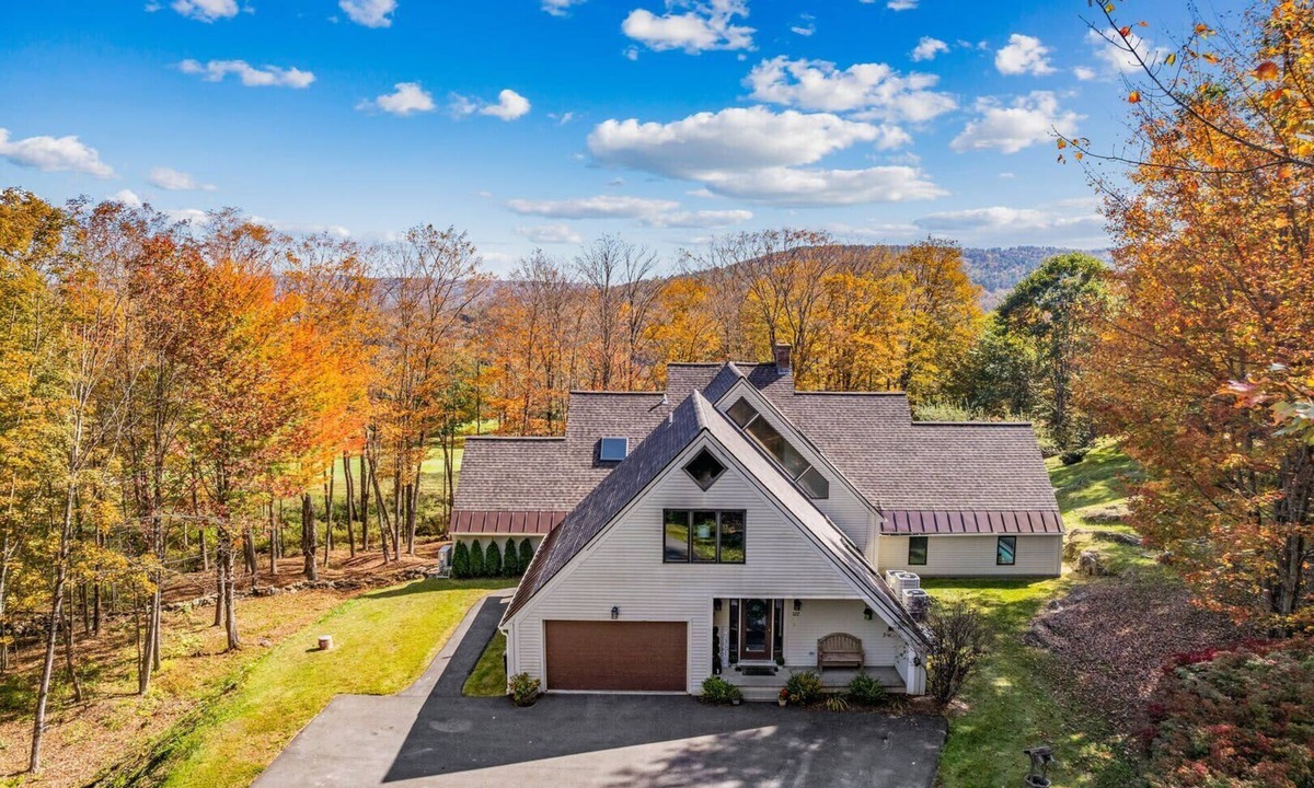 Quechee House | The Oasis House on Highland Golf with Pool Table