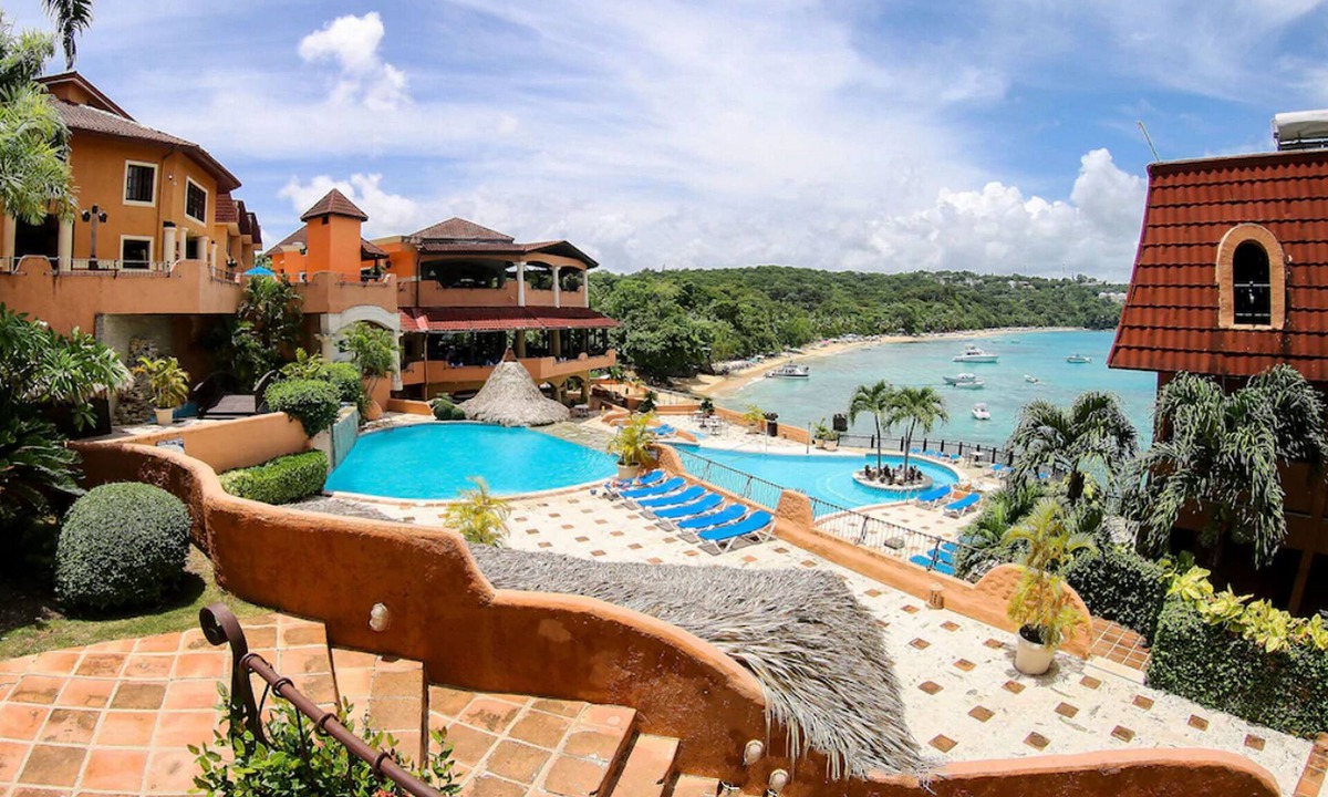 El Batey Hotel | Top-floor hotel room with ensuite bathroom and sea views, central location