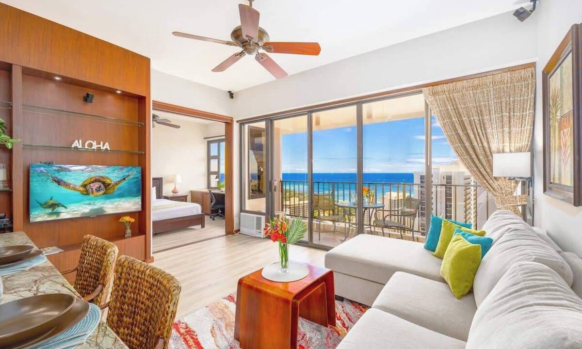 Waikiki Condo | Waikiki Banyan 38th fl - ocean-view lanai