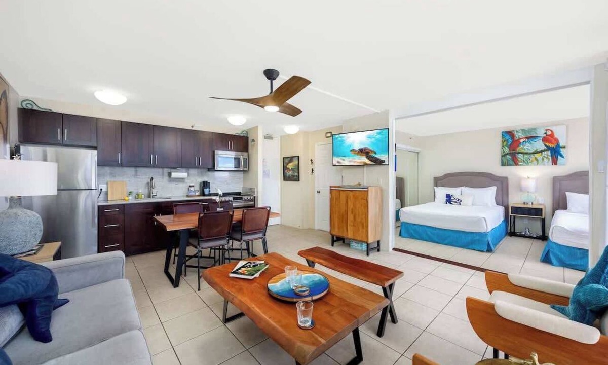 Waikiki Condo | Waikiki Banyan retreat - lanai & ocean views